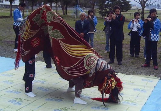 蛇獅子、くわえ