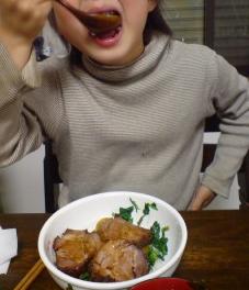 たかさごの焼き豚を食べる坊主