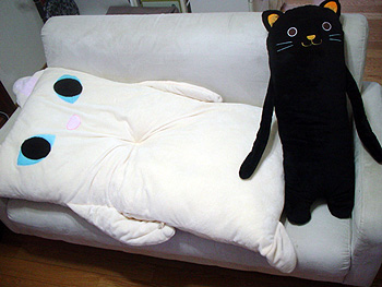 白猫長座布団＆黒猫抱きマクラ
