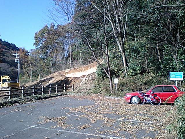 下皆川林道入り口駐車場　赤い車はナンバー無　不法投棄車？