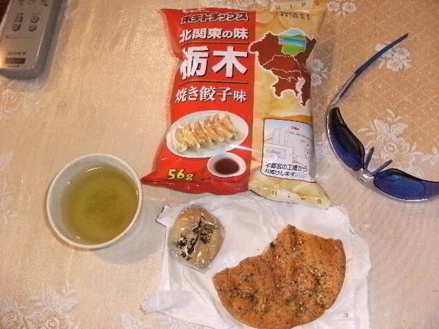 お茶は美味しかったので３杯いただきました。せんべいと饅頭１個は途中の古峯高原でのおやつに