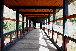 ブータンのカンチレバー橋