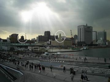 ４ 大桟橋から横浜三塔.jpg