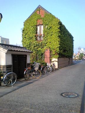 川沿いのコーヒー館