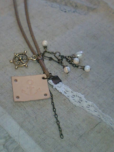 イカリ革タグとりぼんのネックレス