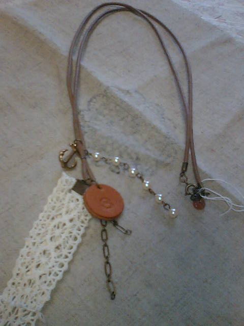 革タグとリボンのネックレス