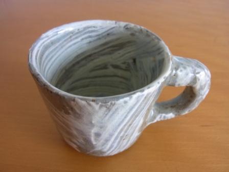 自作の刷毛目灰釉マグカップ