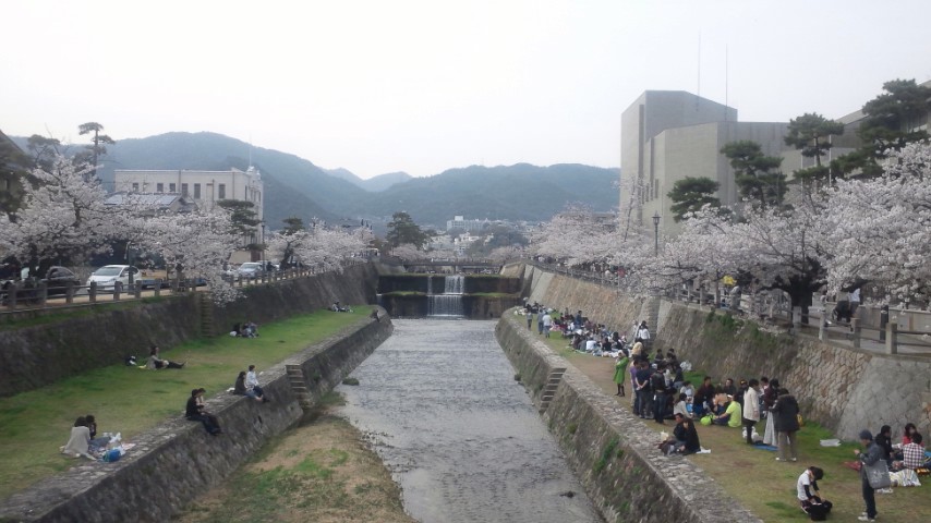 ルナホール前