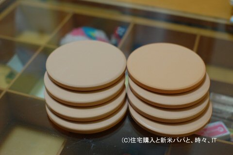 珪藻土のコースターはそれぞれ色が違う
