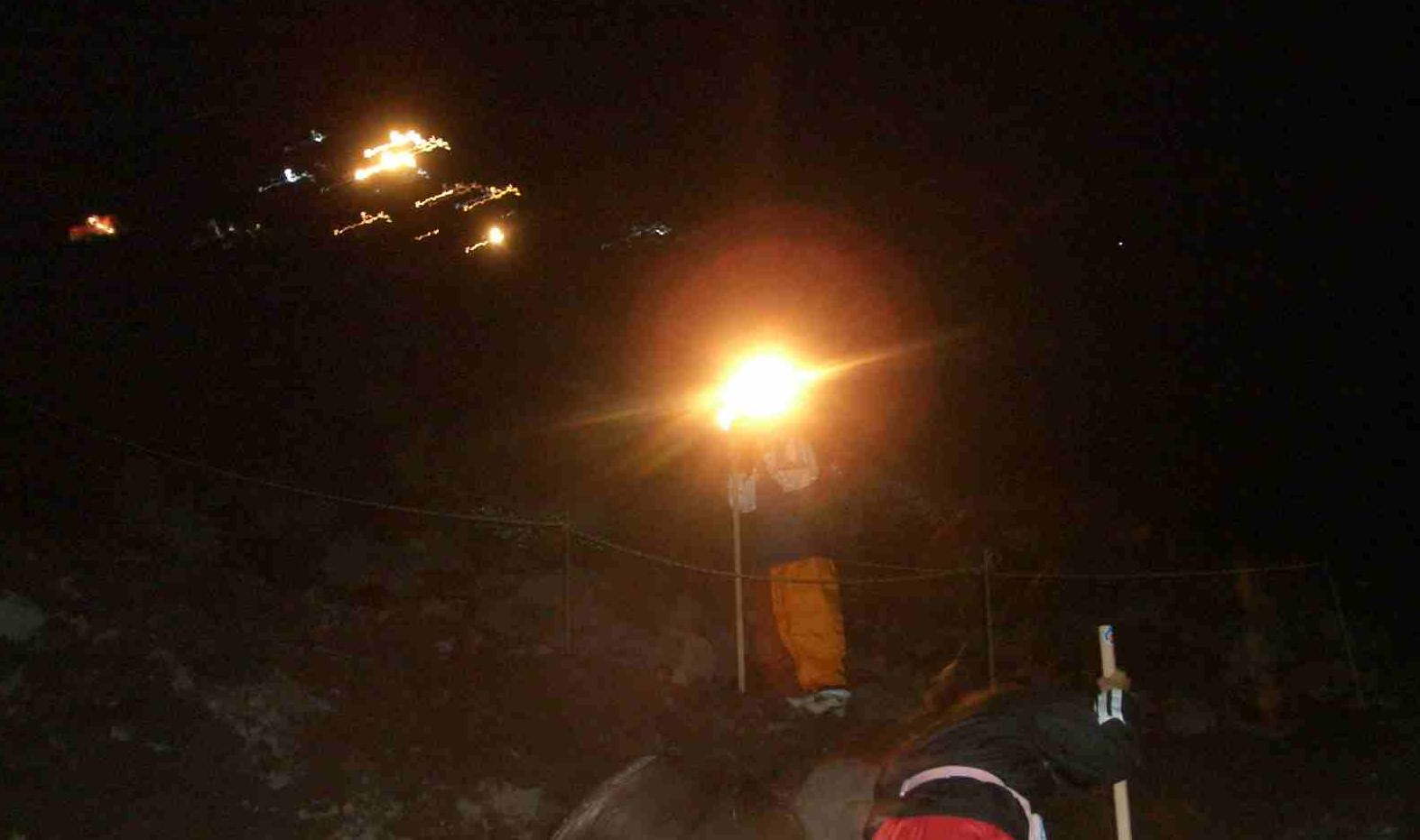 五合目から山頂へ登る人たちのライトの明かりが見えます