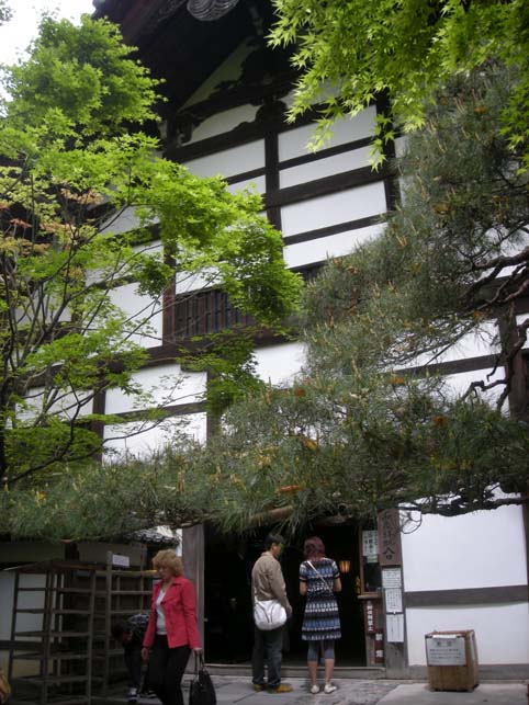 龍安寺石庭への入り口