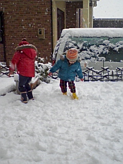 庭でおおはしゃぎ