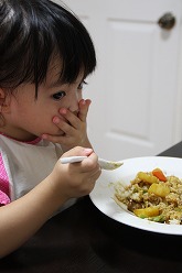 中辛カレーを食べる２歳児