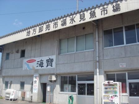 市場の２階にある。