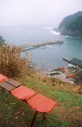 海を見下ろす椅子