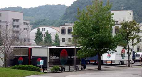 鹿児島アリーナ ツアートラック3台