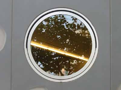 まつもと市民芸術館 裏 丸窓