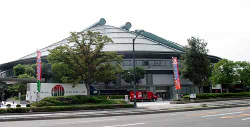 グリーンアリーナとツアートラック 1