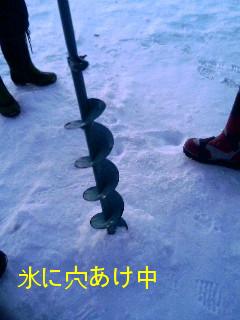 ドリルで穴あけ