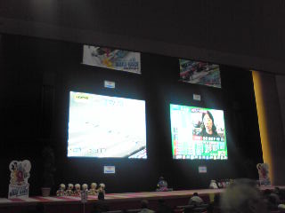 館内の大型ビジョン