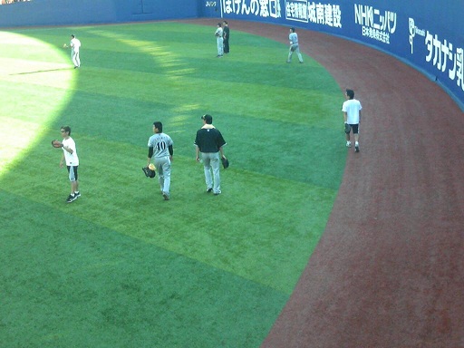 屋内ブルペンへ向かうジェン。