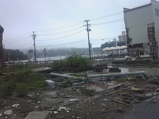 気仙沼港付近の全壊した建物・・・.JPG
