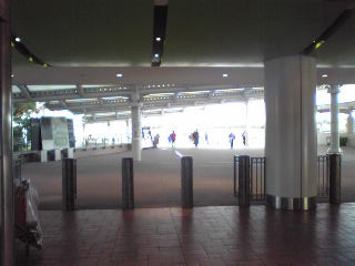 開催日ではない東京競馬場の入場ゲート