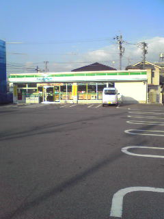 駅前のコンビニ