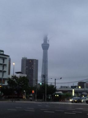雲に隠れるスカイツリー