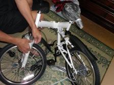 自転車組み立て中