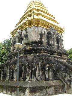 ワット・プラシン　　１３４５年建立