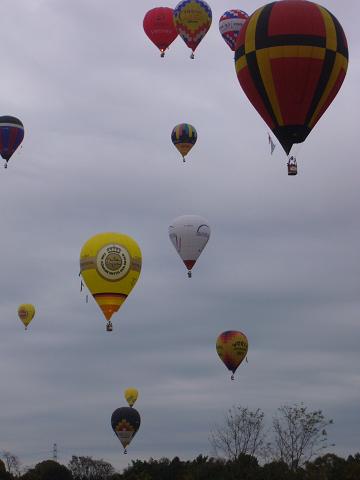 20061123上空の気球-2.JPG
