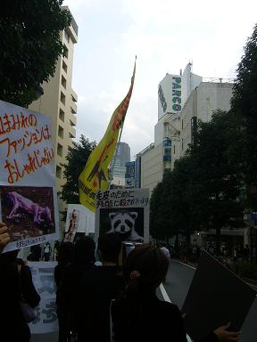 渋谷毛皮反対デモ20061022-7.JPG