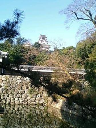 山内容堂像脇から見た高知城