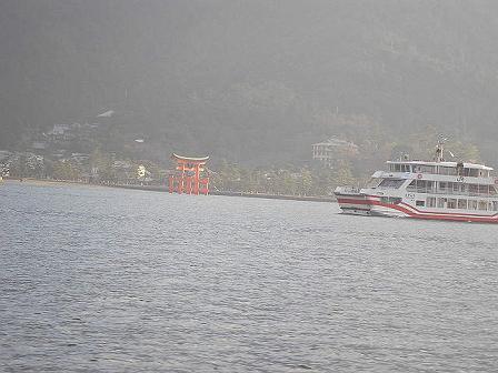 大鳥居と宮島航路