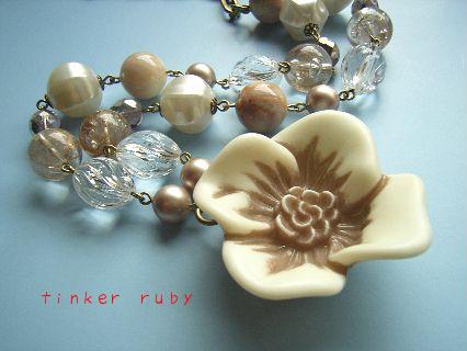 ヴィンテージお花のネックレベージュ