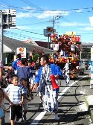 山車を引く子供たち