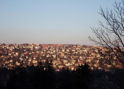 夕日のあたる丘の家々