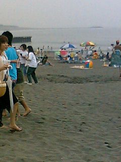 後ろに江ノ島？を望む