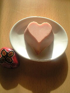 ２月　優しい愛のピンク色石けん