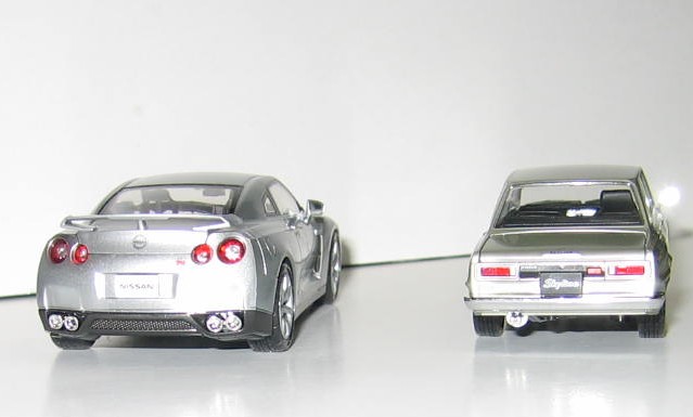 バンダイ　PGC10とR35　完成　うしろから