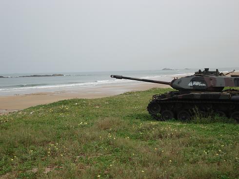 海岸にたたずむ戦車