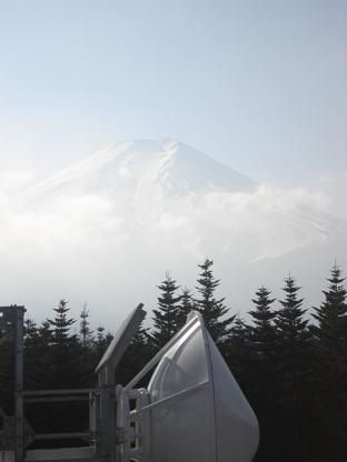 レーダードームから富士山