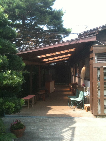 奥に柳屋本舗の店舗が・・・