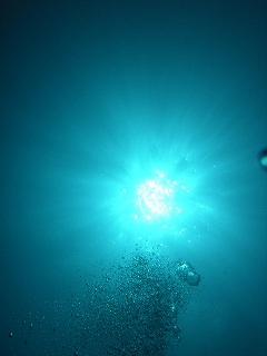 海中からの太陽