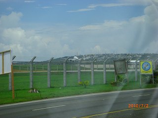 真上を通過した飛行機