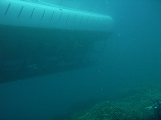 去ってゆく潜水艦