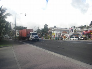 ホテルを出た通り