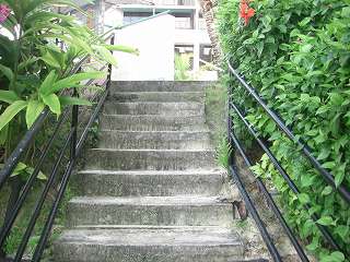 プールサイドから続くビーチへの階段