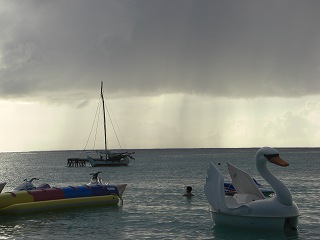 遠くのスコール